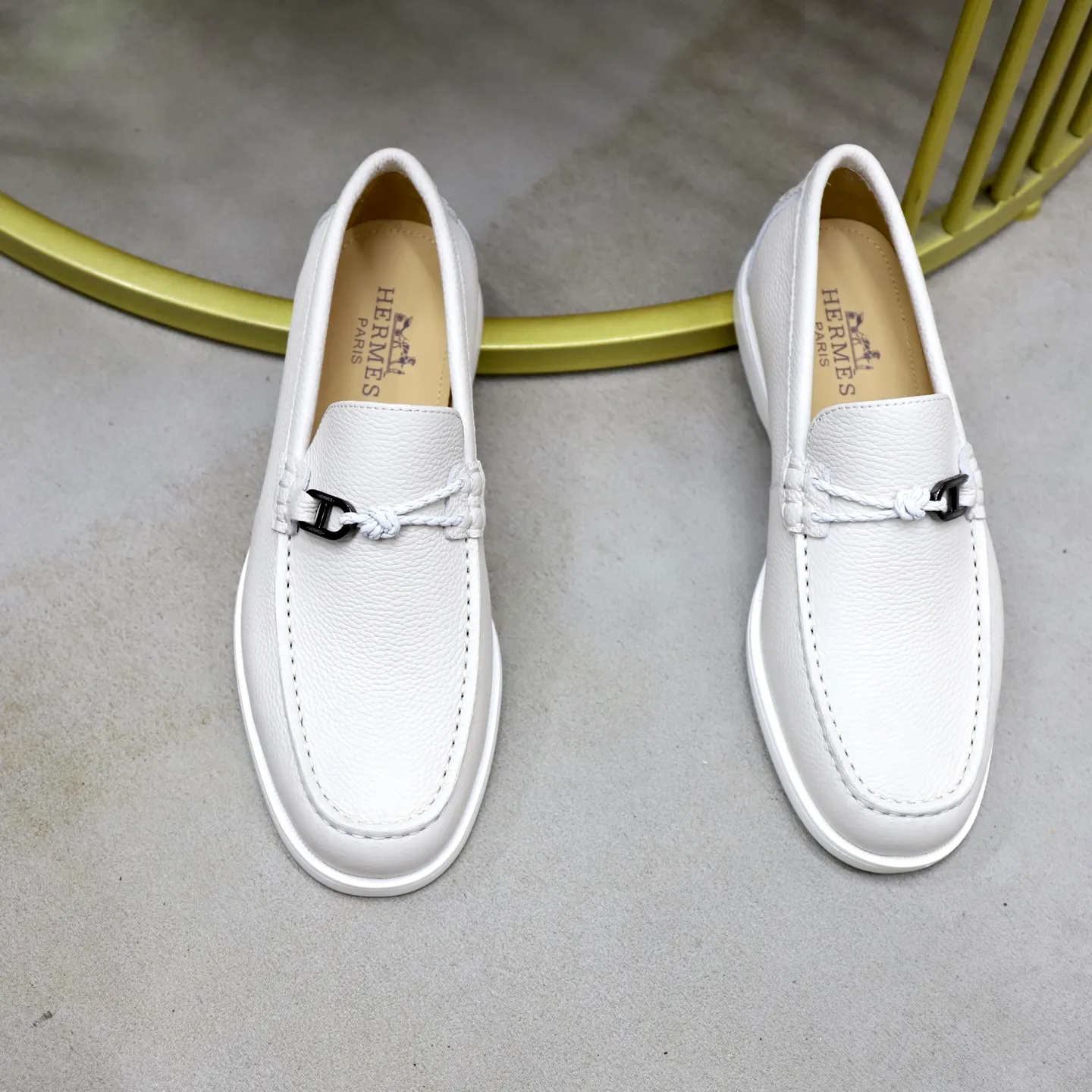 Ex-factory price: 560💰Hermès/Hermès slip-on men's shoes. This shoe is made of imported pebbled cowhide. It has simple and smooth lines and is combined with aerodynamically designed 3CM rubber foam ultra-light soles! Youthful and fashionable, classic H-shaped hardware buckle decoration, calf lining gently wraps the feet, with logo cowhide feet, casual and urban style, highlighting youthful vitality, sports and leisure version, super versatile, code number: 38-39-40-41-42-43-44 standard leather shoe size (45 can be customized but does not support returns)